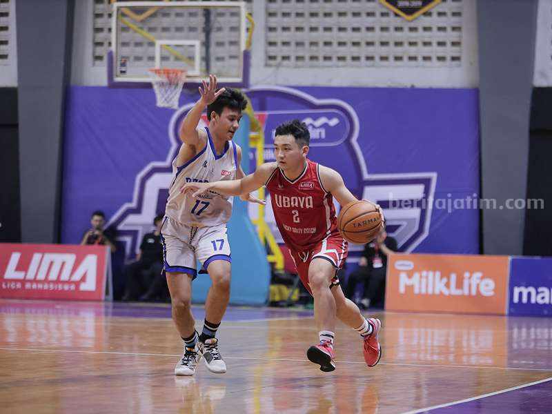 Foto: Tim Basket Putri Ubaya saat bertanding di Liga Mahasiswa Nasional 2023 di Gor Kertajaya, Surabaya.