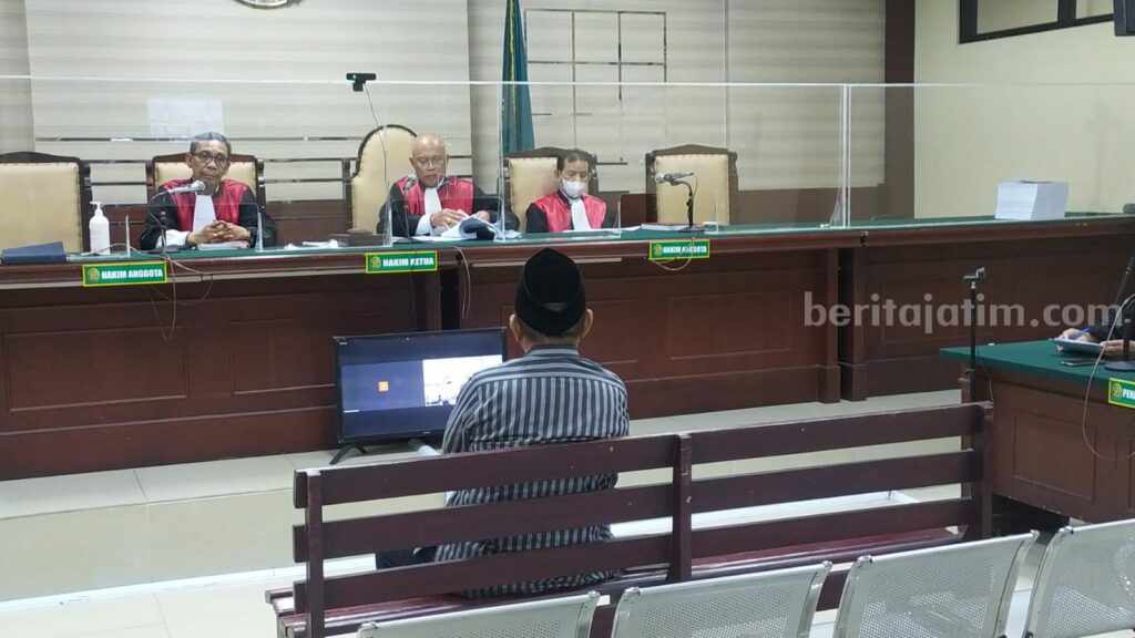Terdakwa Saiful Ilah saat menjalani sidang putusan di PN Tipikor Surabaya