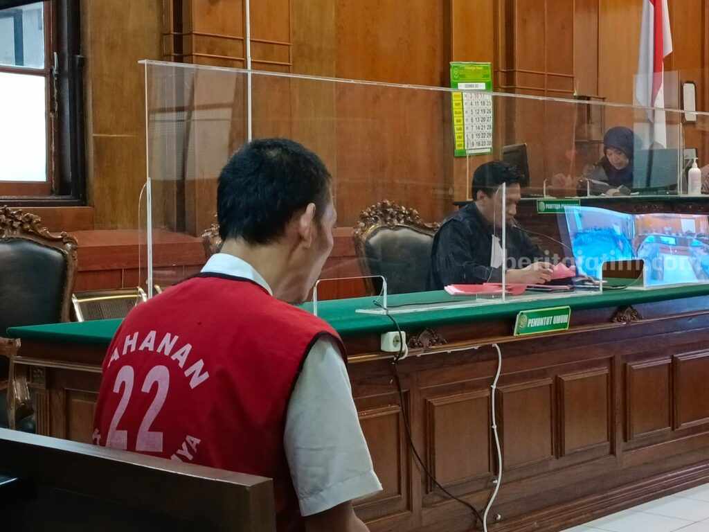 Bunuh Mahasiswi Ubaya, Rochmad Ali Dituntut 19 Tahun Terdakwa Rochmad Bagus Apriyatna. saat menjalani sidang di PN Surabaya