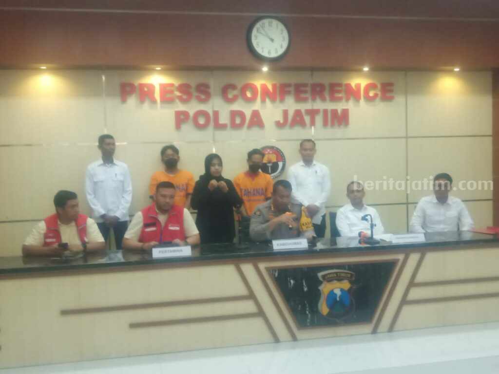 Tersangka penyalahgunaan BBM saat dirilis di Polda Jatim