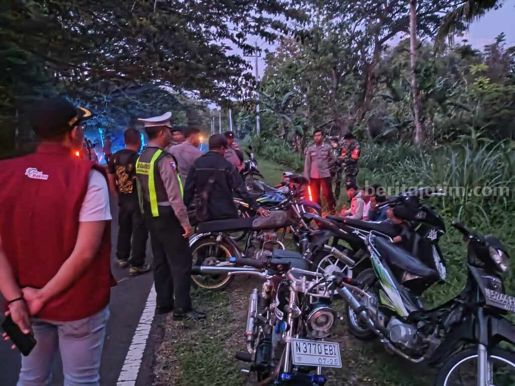 Polres Malang Bubarkan Aksi Balap Liar di Jalur Lintas Selatan Polres Malang menertibkan aksi balap liar dalam Operasi Gabungan di Jalan Lintas Selatan (JLS) Kecamatan Gedangan, Kabupaten Malang, Senin (11/12/2023).