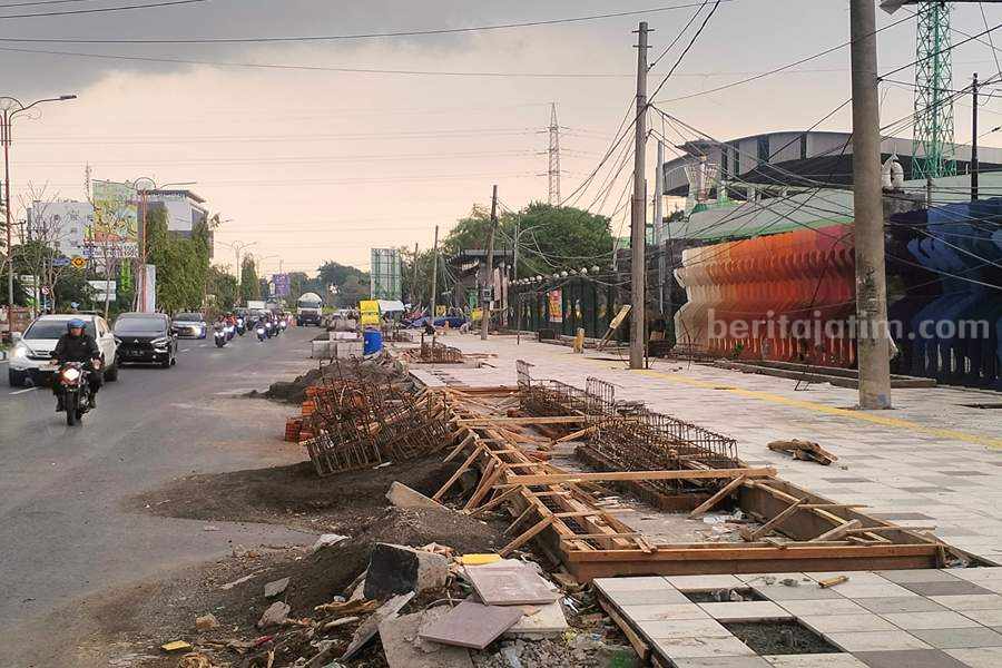 Revitalisasi Trotoar GOR Sidoarjo Juga akan Dihiasi Taman Hijau nan Estetik Trotoar depan Gelora Delta Sidoarjo