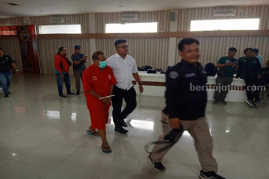 Yanto (baju merah) saat dikeler di Polrestabes Surabaya. (Foto/ist)