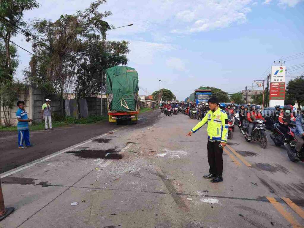 Jalan Pantura Duduksampeyan Gresik Menelan Korban Lagi Foto petugas lalu lintas Polres Gresik melakukan olah TKP di Jalan Raya Pantura Duduksampeyan Gresik.