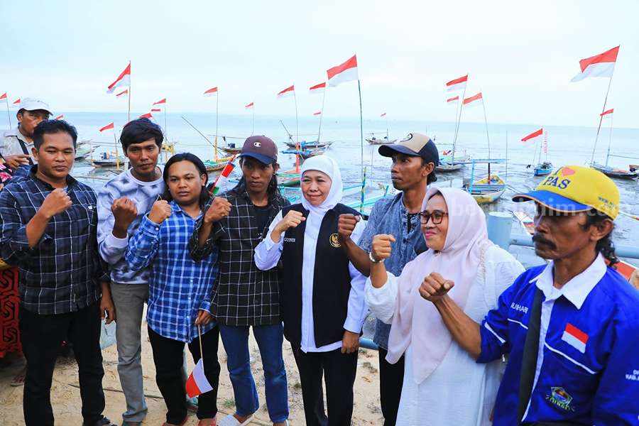 Gubernur Jatim, Khofifah Indar Parawansa bersama para nelayan.
