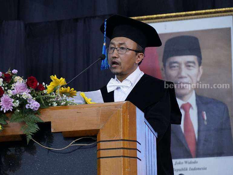Guru Besar ITS Surabaya Kembangkan Implan Biodegradable untuk Dunia Kedokteran Prof Dr Agung Purniawan ST MEng dari Departemen Teknik Material dan Metalurgi ITS memaparkan orasi ilmiah.