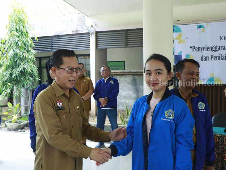 Unitomo Berangkatkan Mahasiswa KKN Tematik ke Tulangan Sidoarjo Pelepasan Mahasiswa KKN Tematik Unitomo di Kecamatan Tulangan, Sidoarjo.