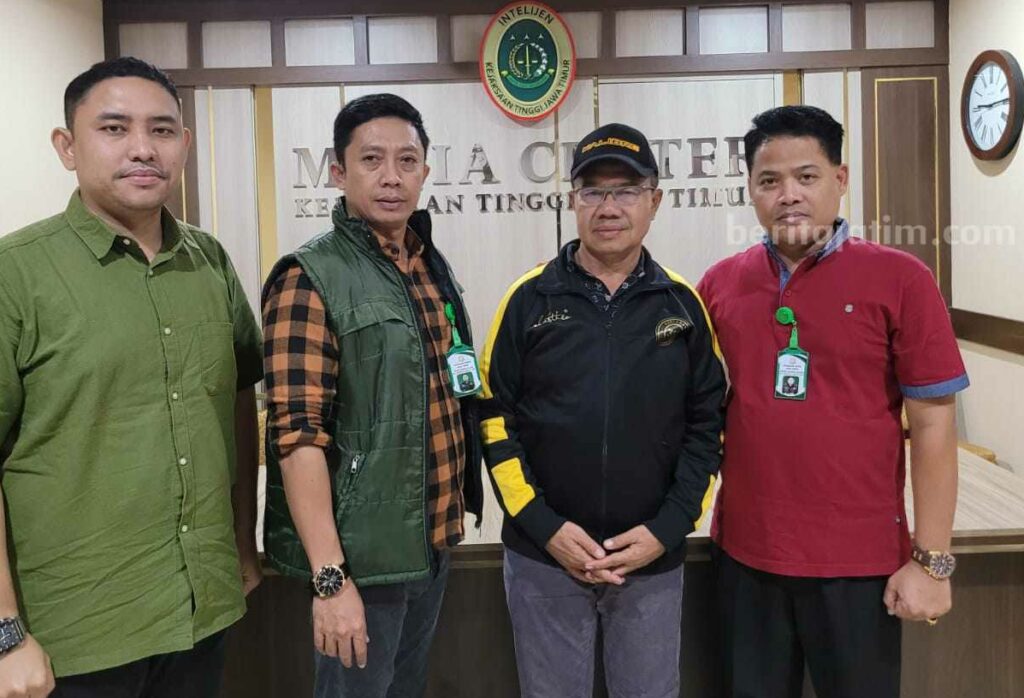 Tersangka AW (jaket hitam) saat diamankan tim Intel Kejari Jatim
