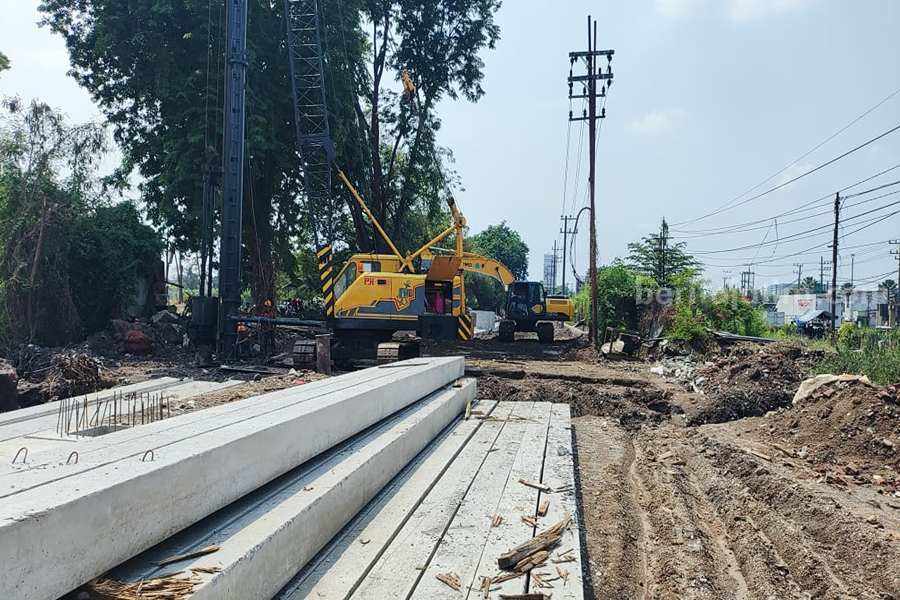 Pembangunan Proyek Frontage Road Ruas Deltasari Arah Waru