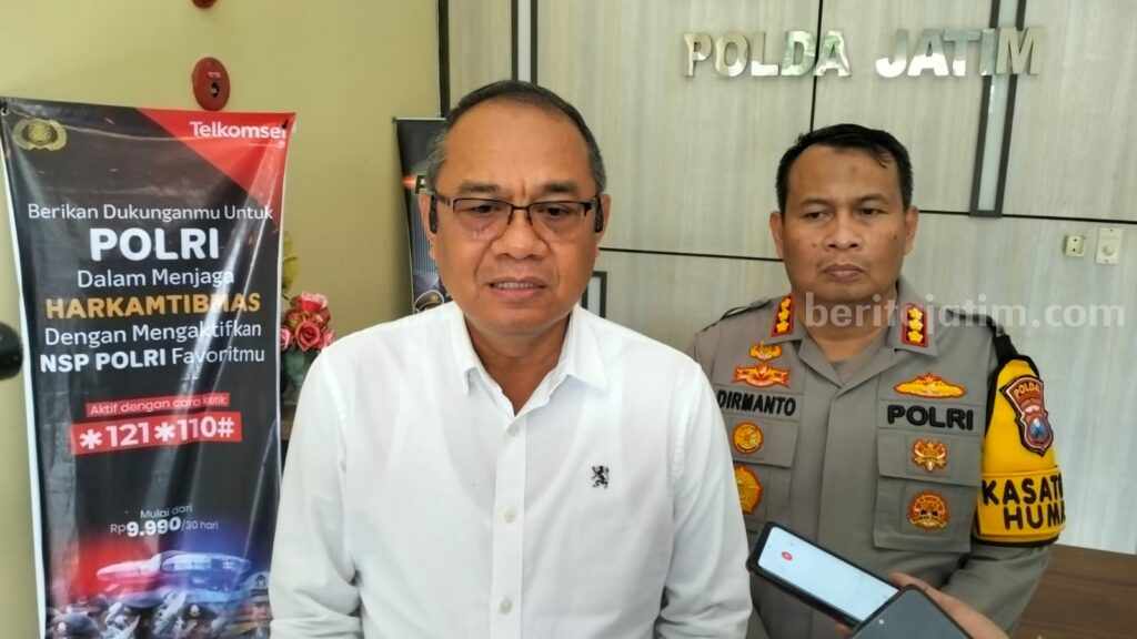 Kabid Labfor Polda Jatim Kombes Pol Sodiq Pratomo, didampingi Kabid Humas Polda Jatim Kombes Pol Dirmanto Saat Memberikan Keterangan Pers