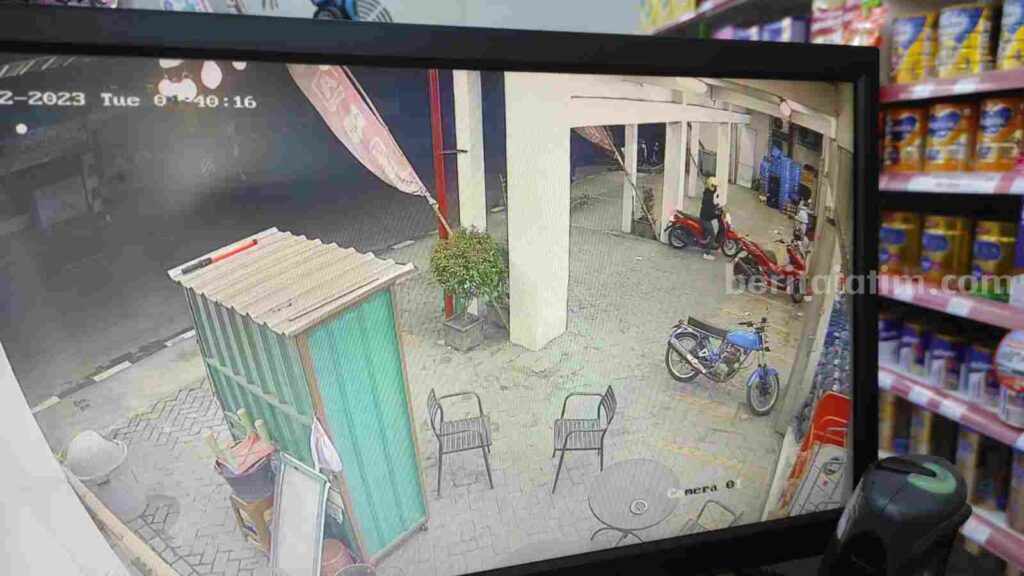 Salah satu aksi pencurian sepeda motor yang terekam CCTV.