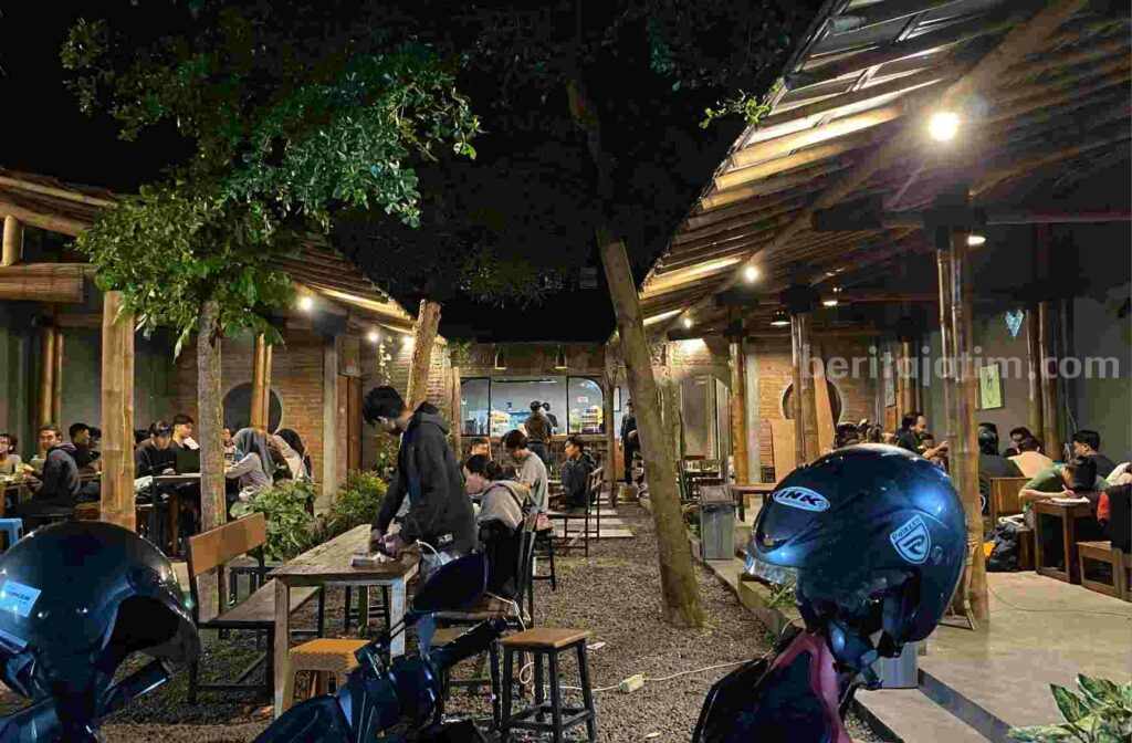 Debat Capres 2024 Sepi Peminat di Warung Kopi Malang, Tapi Ramai di Posko Pemenangan Ganjar
