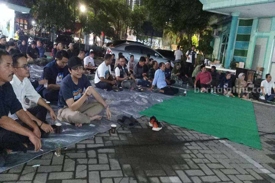 Penonton Nobar Debat Capres Teriakan Huu dan Gugat saat Prabowo Sampaikan Visi Misi Suasana Nonton Bareng Debat Capres 2024 di Kantor DPD PKB di Jalan Gayungan, Selasa (12/12/2023). (Foto/ist)
