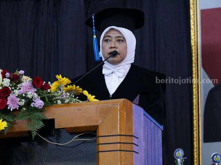 Guru Besar ITS Surabaya Kaji Pengolahan Sinyal Prof Dr Ir Titiek Suryani MT memaparkan orasi ilmiahnya berjudul Peran Pengolahan Sinyal Komunikasi dalam Perkembangan Teknologi Telekomunikasi Indonesia