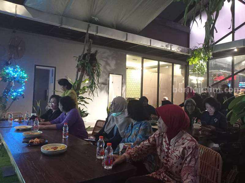 Suasana emak-emak saat nobar debat perdana calon presiden.