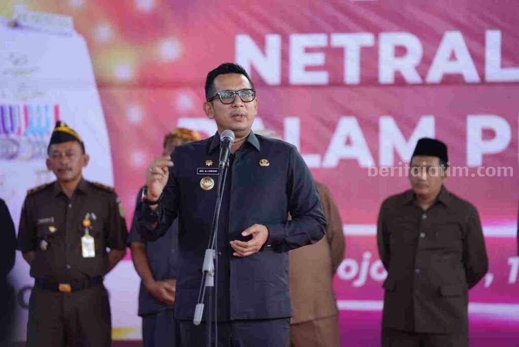 Caption : Pj Wali Kota Mojokerto Ali Kuncoro saat memimpin apel deklarasi netralitas ASN dalam Pemilu 2024 di GOR dan Seni Mojopahit, Kota Mojokerto. [Foto : ist]