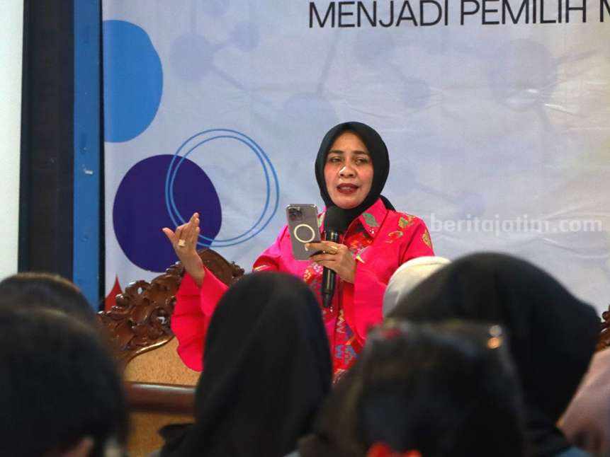 Rektor Unitomo Ajak Mahasiswanya Tak Apatis pada Politik Rektor Unitomo Prof Siti Marwiyah saat memberikan pengantar dalam sosialisasi bersama KPU Jatim.