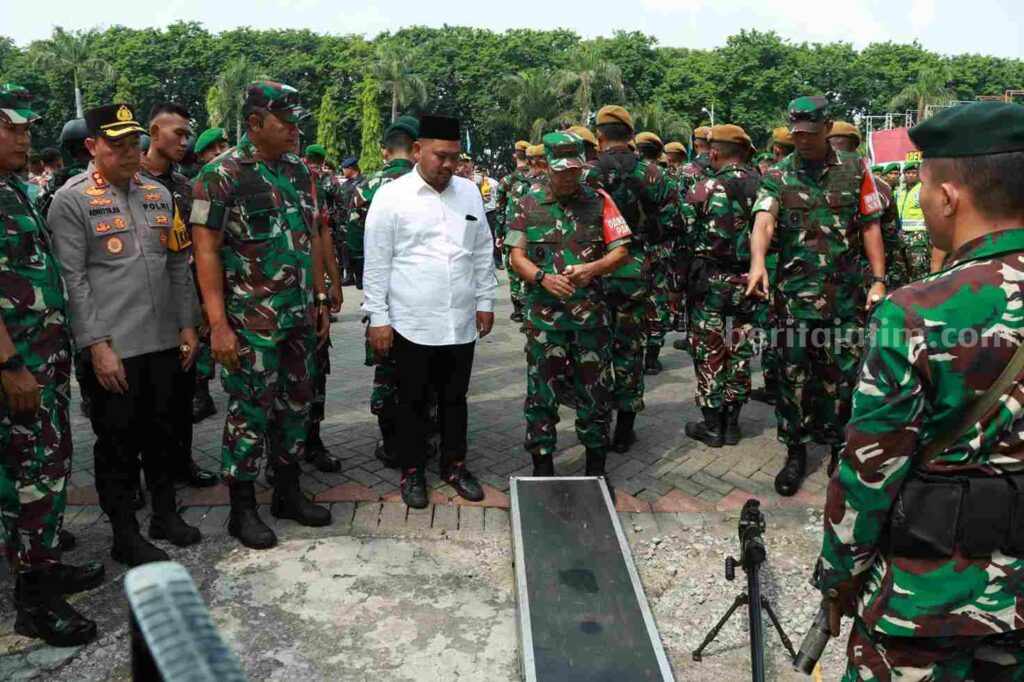 Foto Danrem 084 Bhaskara Jaya Brigjen TNI Yusman Madayun (kanan) bersama Bupati Gresik Fandi Akhmad Yani (baju putih) usai apel bersama