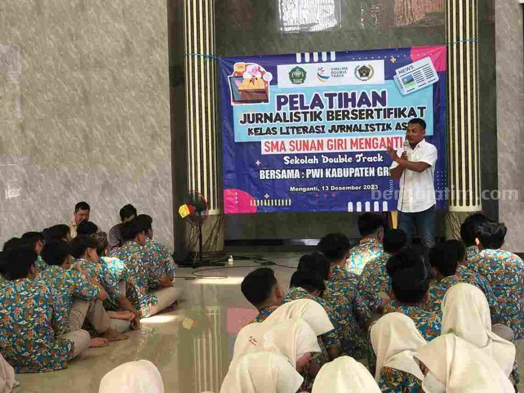 PWI Gresik dan SMA Sunan Giri Gelar Pelatihan Jurnalistik pwi gresik