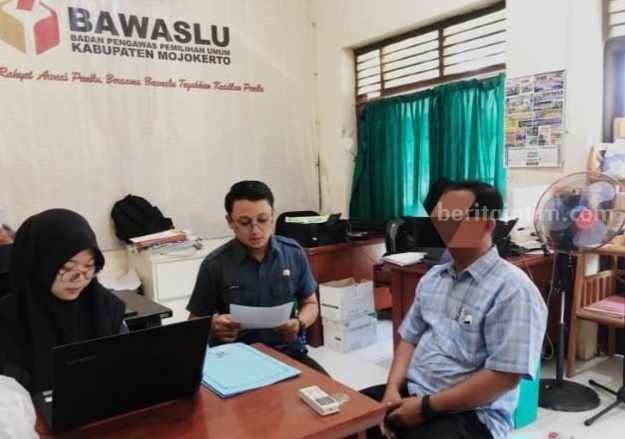 Caption : Bawaslu Kabupaten Mojokerto saat menerima laporan aduhan dari masyarakat. [Foto : ist]