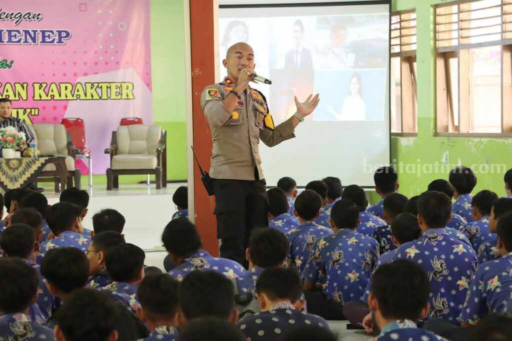 Cegah ‘Bullying’ di Sekolah, Waka Polres ‘Ngobrol’ Bareng Siswa SMPN 2 Sumenep Penyuluhan pencegahan perundungan di sekolah