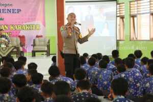 Cegah ‘Bullying’ di Sekolah, Waka Polres ‘Ngobrol’ Bareng Siswa SMPN 2 Sumenep Penyuluhan pencegahan perundungan di sekolah