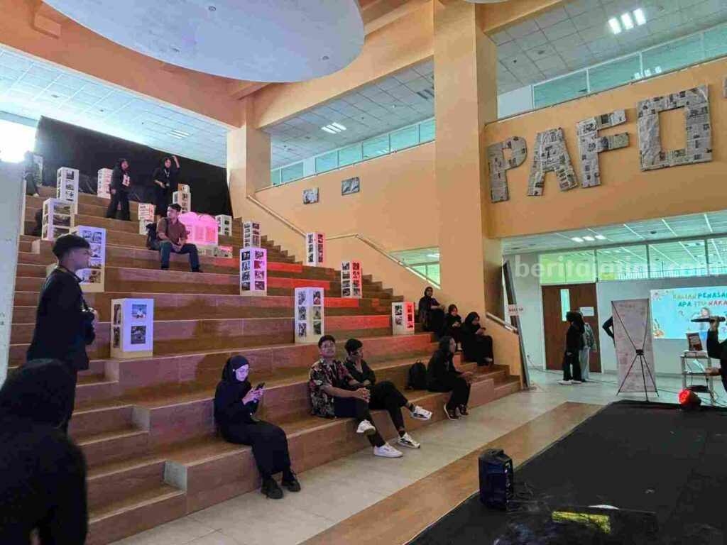 Lewat Pafotik, Mahasiswa Peminatan Jurnalistik UM Sajikan Wajah-Wajah Terpinggirkan Suasana pafotik dipenuhi wajah-wajah terpinggirkan dari sudut kota Malang (Foto: Dani Alifan/beritajatim.com)