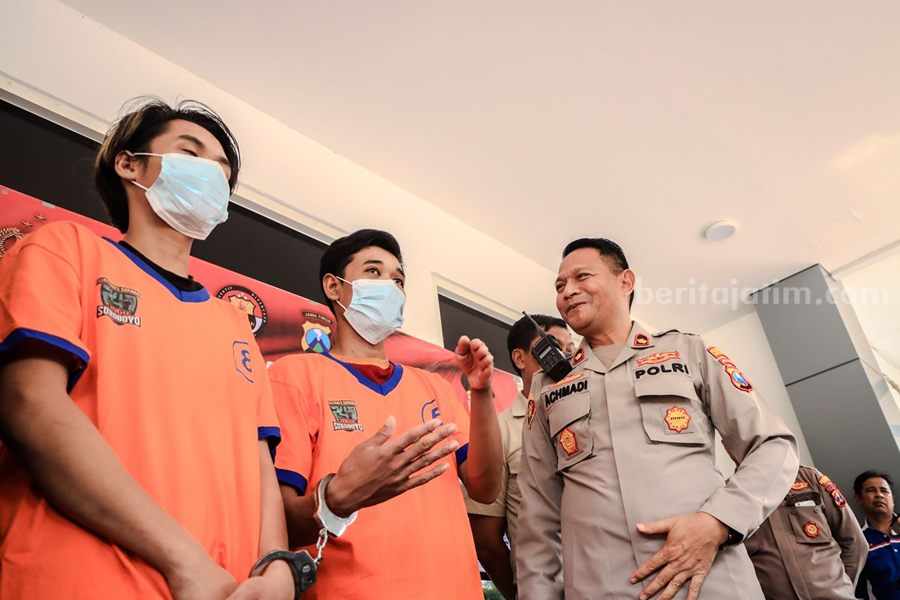 Erga Kurniawan (25) dan Rian Dani (18) saat di Polsek Dukuh Pakis, Kamis (14/12/2023). (Foto/ist).