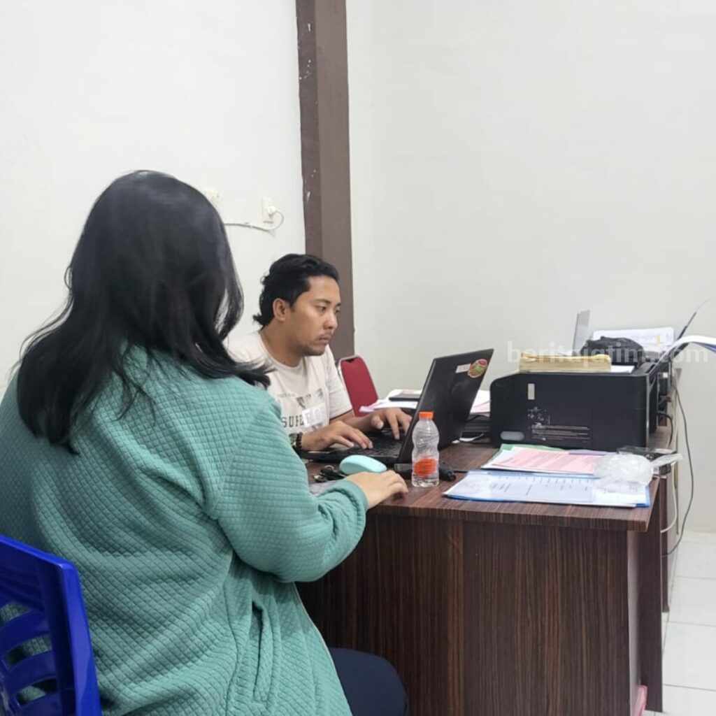 Jual Beli Via Aplikasi, Polisi Amankan Mucikari di Sampang Mucikari dan korban saat diperiksa di Polres Sampang (Foto: Zamachsari/beritajatim.com)