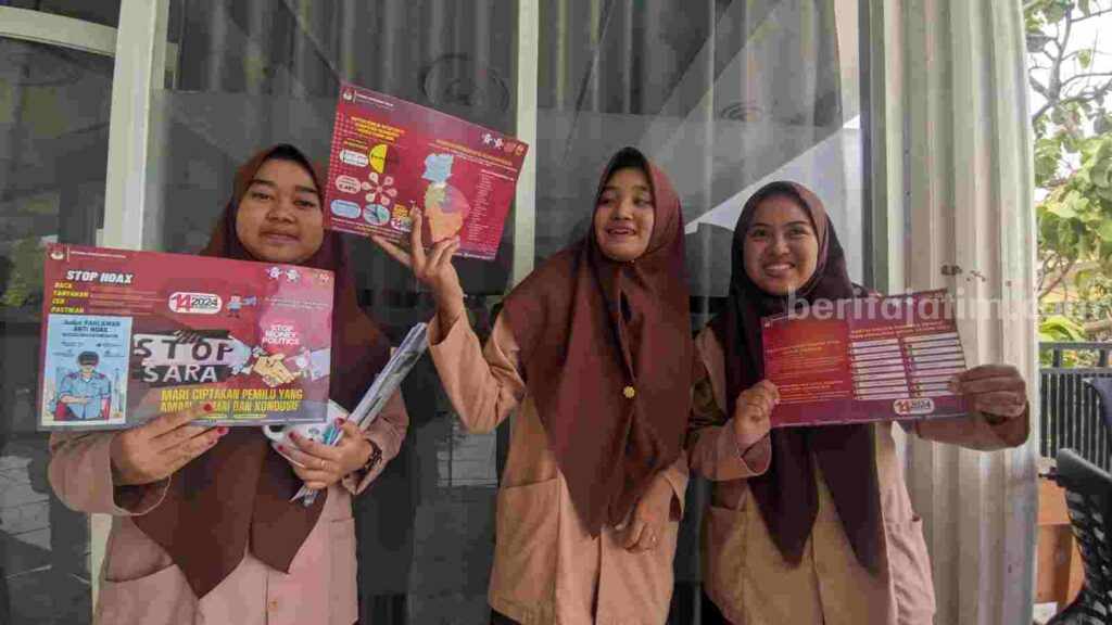 Para pemilih pemula sodorkan pamflet Pemilu 2024 di SMK Pesantren Terpadu Desa Ngembeh, Kecamatan Dlanggu, Kabupaten Mojokerto. [Foto : ist]