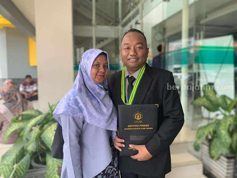 Agus Tinus Amin Tohari bersama istrinya Aulia Rahmawati usai Pelantikan PPG Unusa.