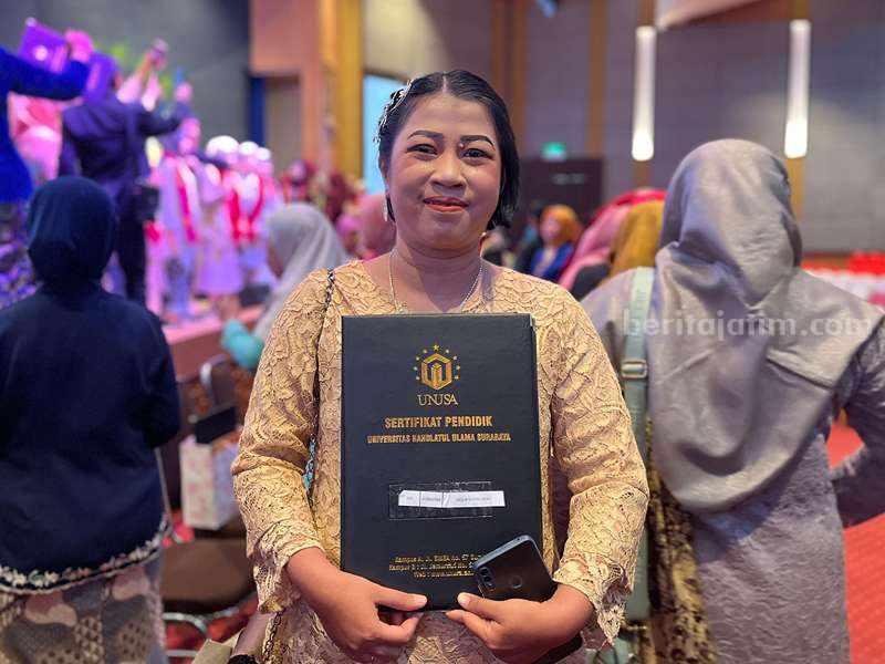 Beda Agama, Cicilia Senang Tak Alami Diskriminasi saat Kuliah di Unusa Cicilia Novita Dewi usai Pelantikan dan Sumpah Profesi PPG di Unusa.