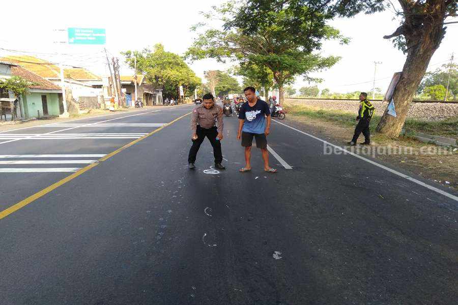 Anggota Satlantas Polres Pasuruan Kota saat lakukan olah TKP.