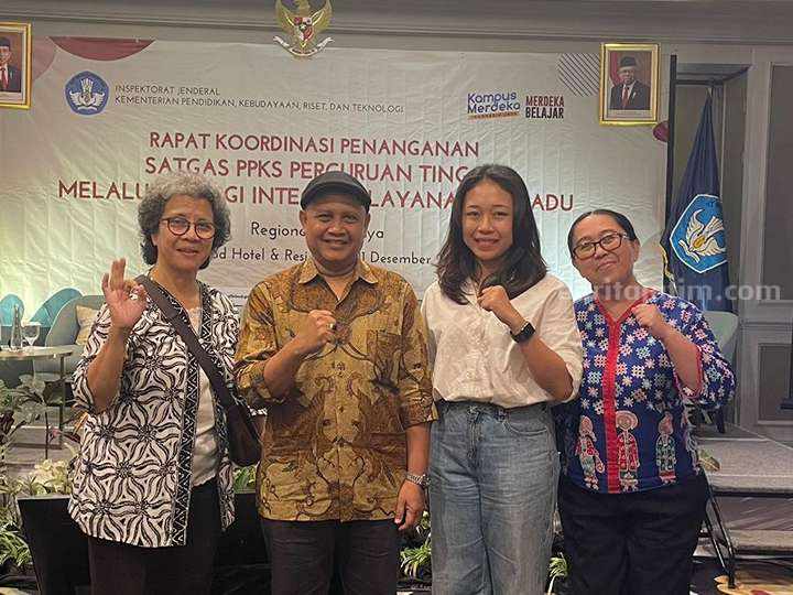 Sekretariat Satgas PPKS Ubaya Inge Christanti (kiri) bersama mahasiswa Ubaya anggota satgas, Erika (kanan) saat menghadiri Rakor Satgas PPKS oleh LLDIKTI Wilayah 7.