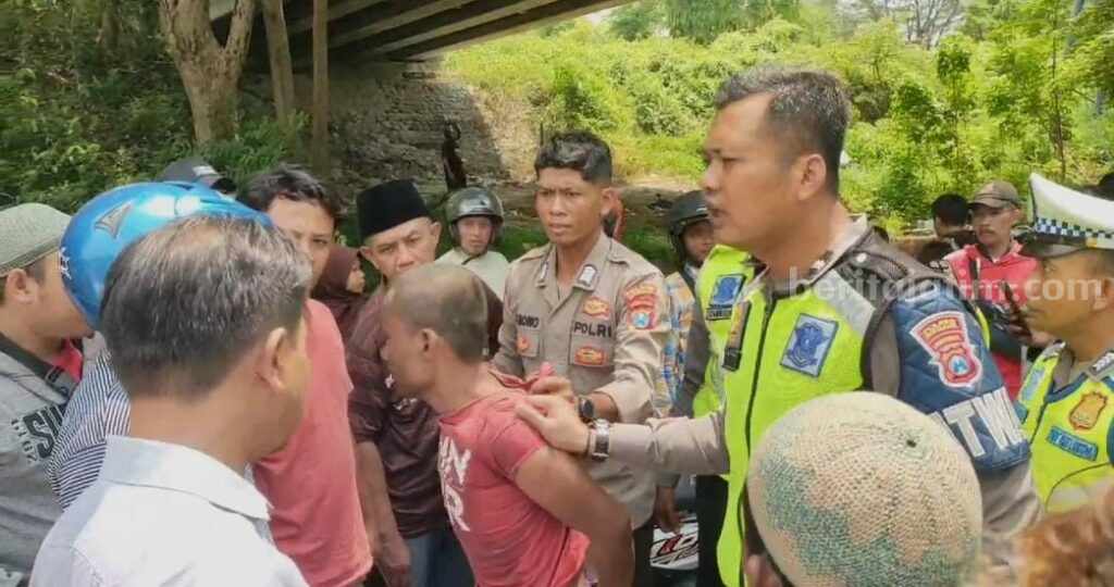 Penangkapan pelaku curanmor di jembatan Suramadu (Foto: Zamachsari/beritajatim.com)