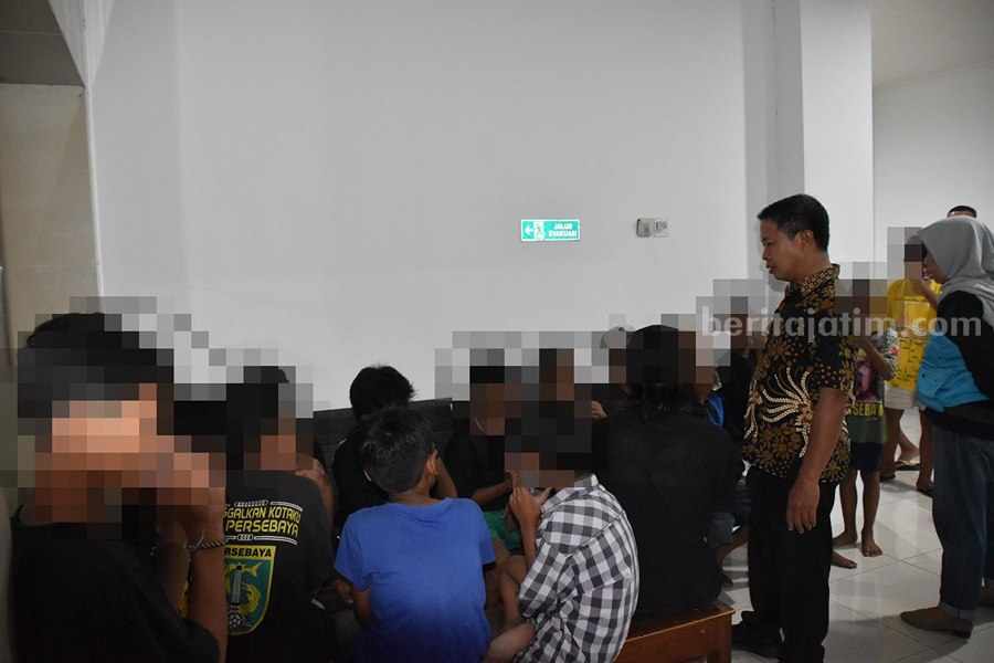 37 Anak Surabaya Nggandol Truk Sampai Bangkalan Alasan ingin Renang Anak-anak yang saat menunggu jemputan orang tuanya di kantor Satpol PP Surabaya, Jumat (15/12/2023). (Foto/ist).