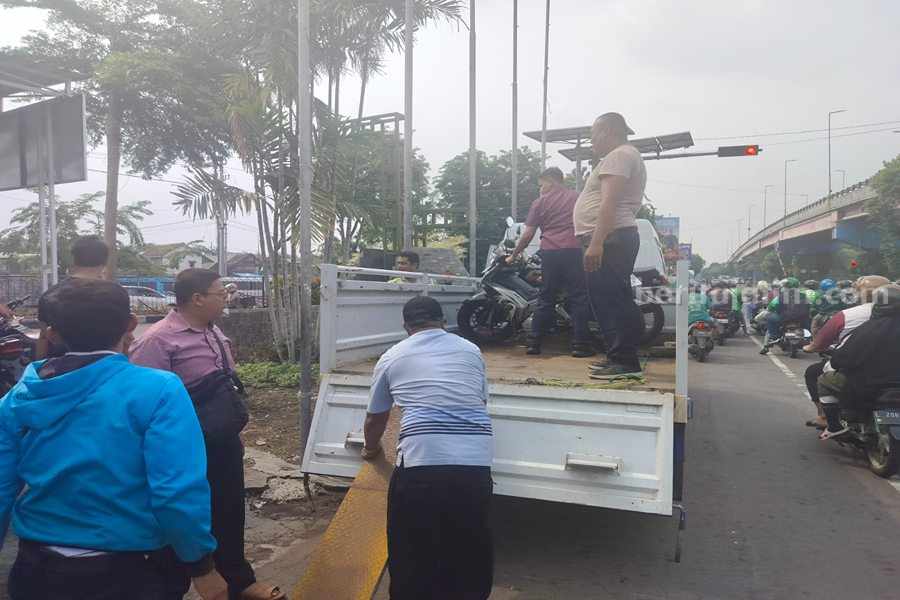 350 Kendaraan Knalpot Brong di Surabaya Disita Polisi Anggota Satlantas Polrestabes Surabaya saat memindahkan sepeda motor berknalpot brong untuk dibawa ke Satpas Colombo