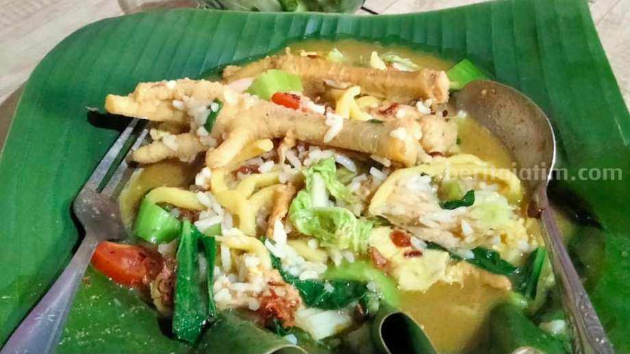 Sego Godog, menu di warung Mie Nyemek Anglo yang ada di Jalan Desa Raya Trowulan, Kecamatan Trowulan, Kabupaten Mojokerto. [Foto : Misti/beritajatim.com]