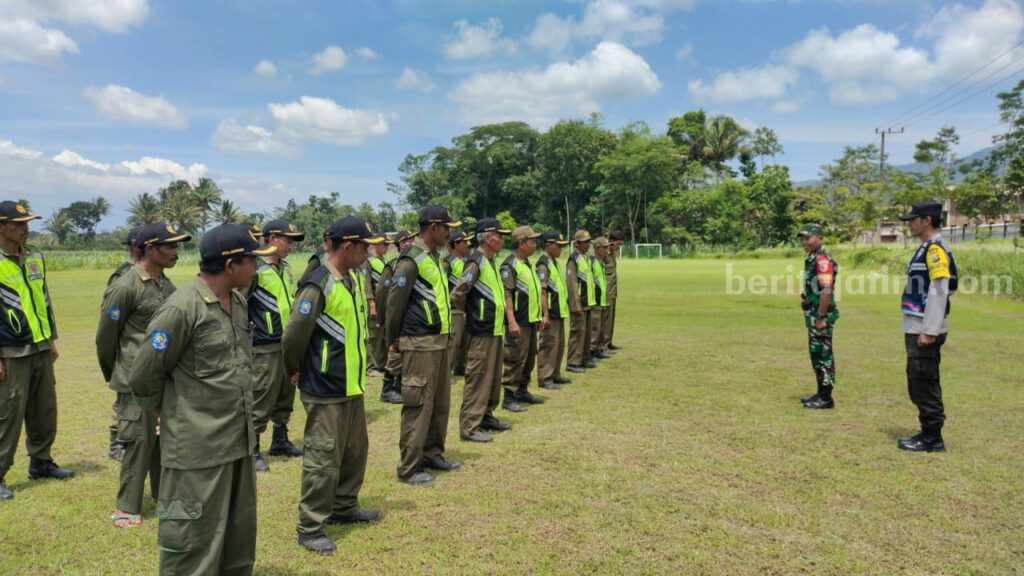 Pengamanan Pemilu, Polres Malang Latih Linmas Polsek Jabung menggelar pelatihan anggota Linmas di Desa Argosari, Kecamatan Jabung, Kabupaten Malang, Minggu (17/12/2023).
