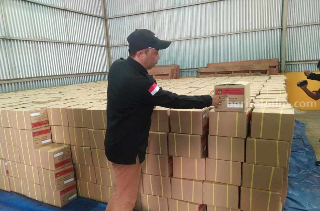831.934 Lembar Surat Suara DPD Tiba di Bangkalan Surat suara yang ada di gudang logistik KPU Bangkalan (Foto: Zamachsari/beritajatim.com)