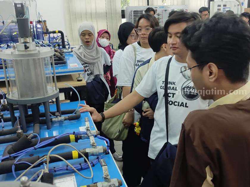 Mahasiswa ITE Singapura saat berkunjung di kampus PENS, Surabaya.