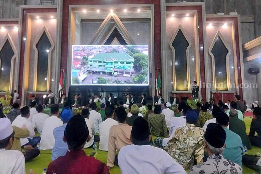 Ratusan Jemaah NU ikuti lailatul ijtima' di Masjid Hasyim Asy'ari.