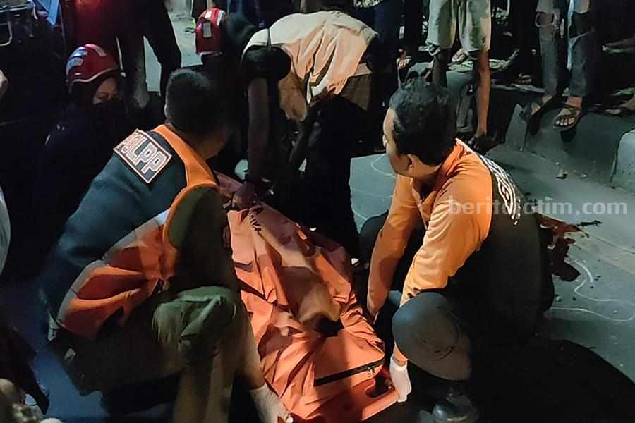 Petugas BPBD Kota Surabaya saat mengevakuasi jenazah FD.