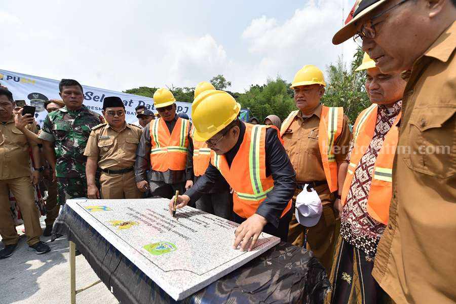 Pj Bupati Pasuruan, Andriyanto saat melakukan oenandatanganan prasasti jembatan Ngipik.