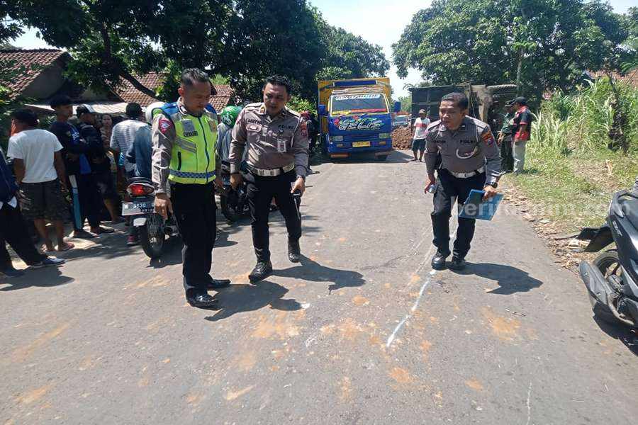 Anggota Satlantas Polres Probolinggo saat melakukan olah TKP kecelakaan.