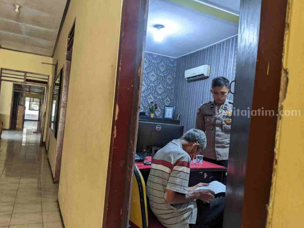 Pelaku MH (51) saat menjalani pemeriksaan di ruang tipiring SatSamapta Polresta Mojokerto. [Foto ; ist] 