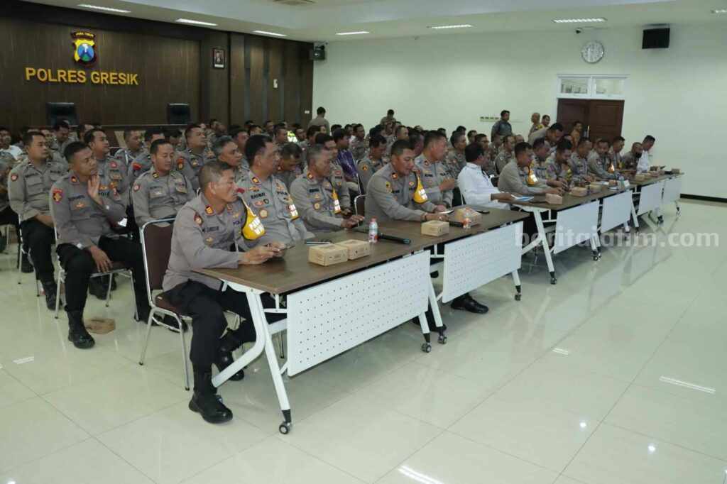 Operasi Lilin Semeru 2023, Ratusan Aparat di Gresik Siaga Foto ratusan personel dari Polres Gresik mendapat pengarahan sebelum pelaksana Operasi Lilin Semeru 2023