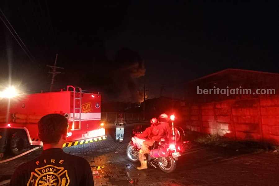 Petugas pemadam kebakaran masih berjibaku untuk memadamkan api. (Foto/Anggadia).