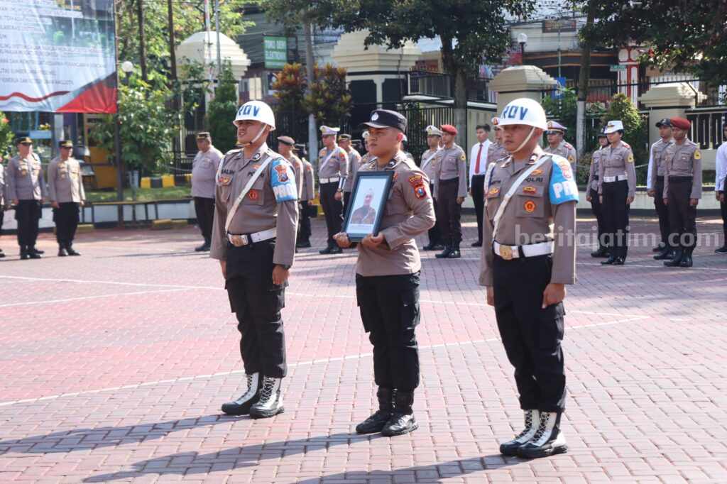 Polres Malang melakukan Upacara PDTH terhadap Anggota berinisial FH, Senin (18/12/2023).