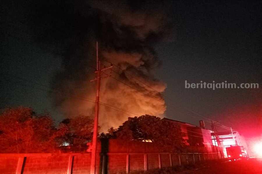 Kebakaran di Gudang Tiner Jalan Kalianak, Senin (18/12/2023) malam. (Anggadia).